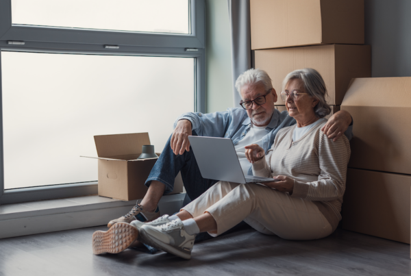 downsizing-couple-moving-new-home