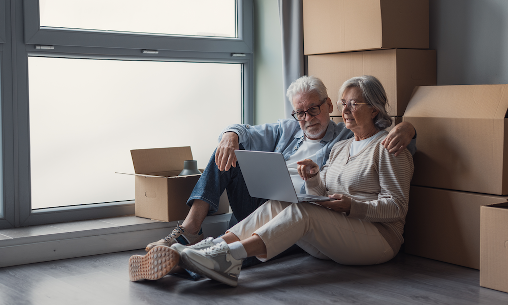 downsizing-couple-moving-new-home